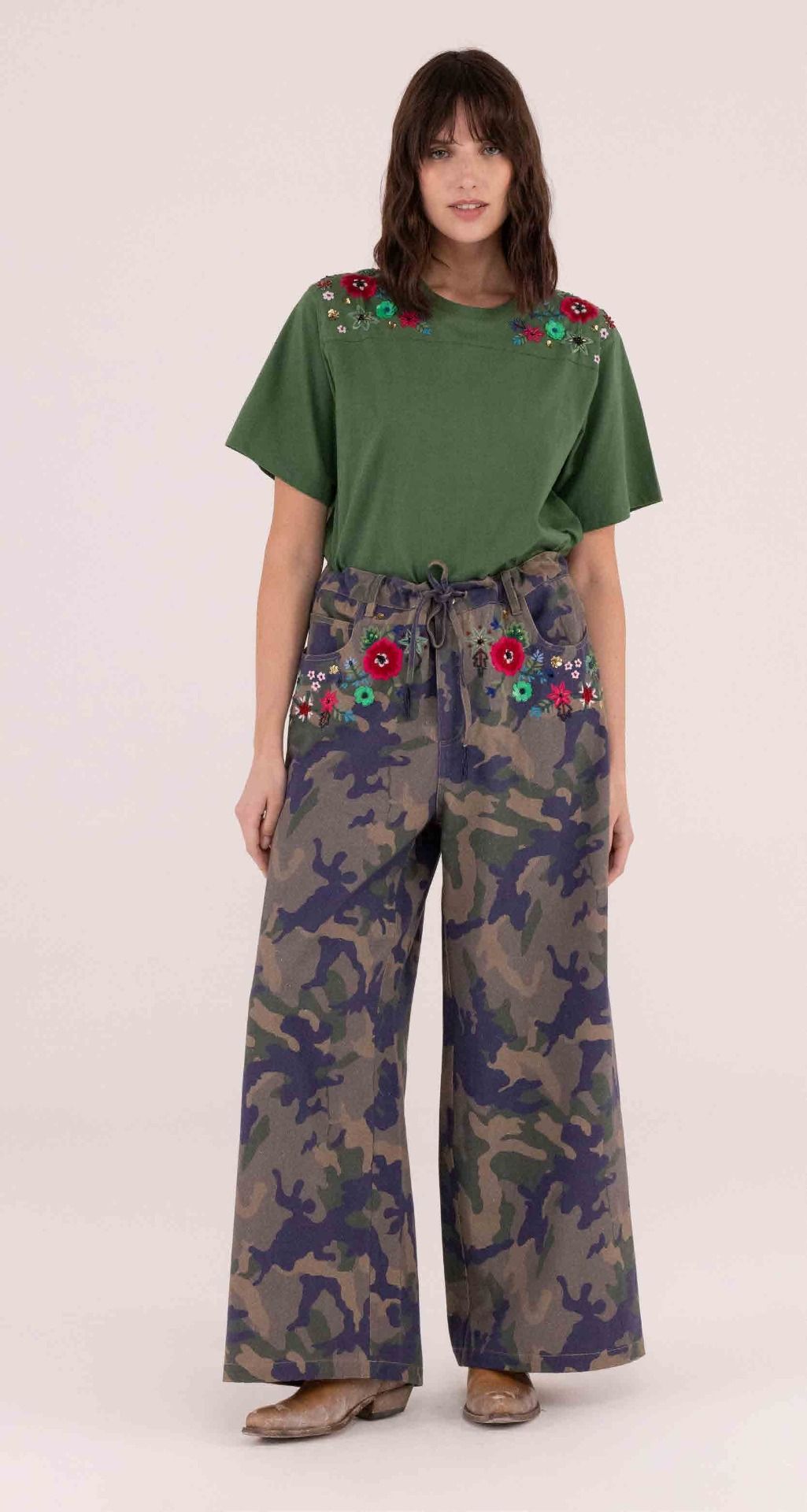 PANTALONE MILITARE CON RICAMI