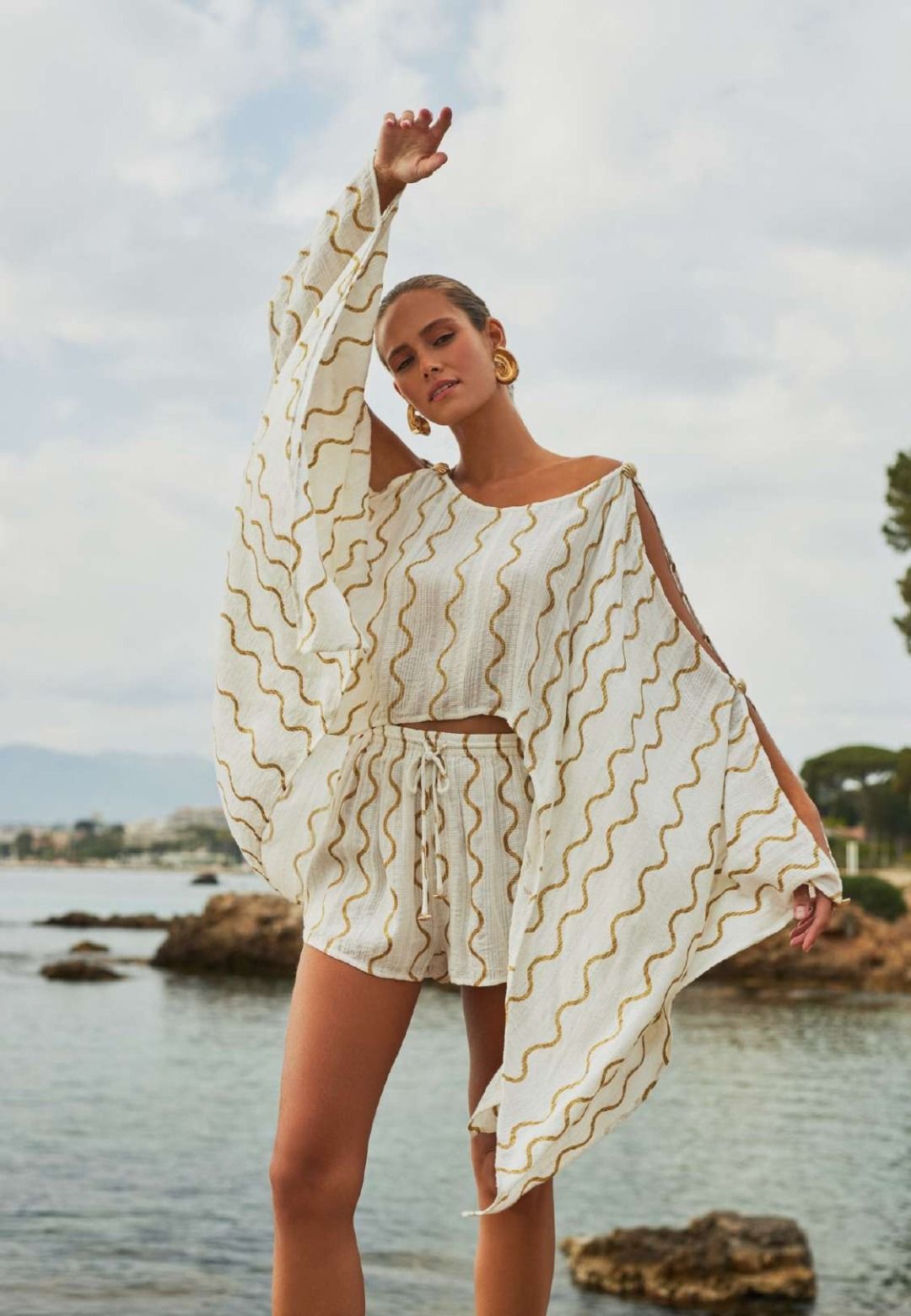 IVANA SHORT WHITE & GOLD