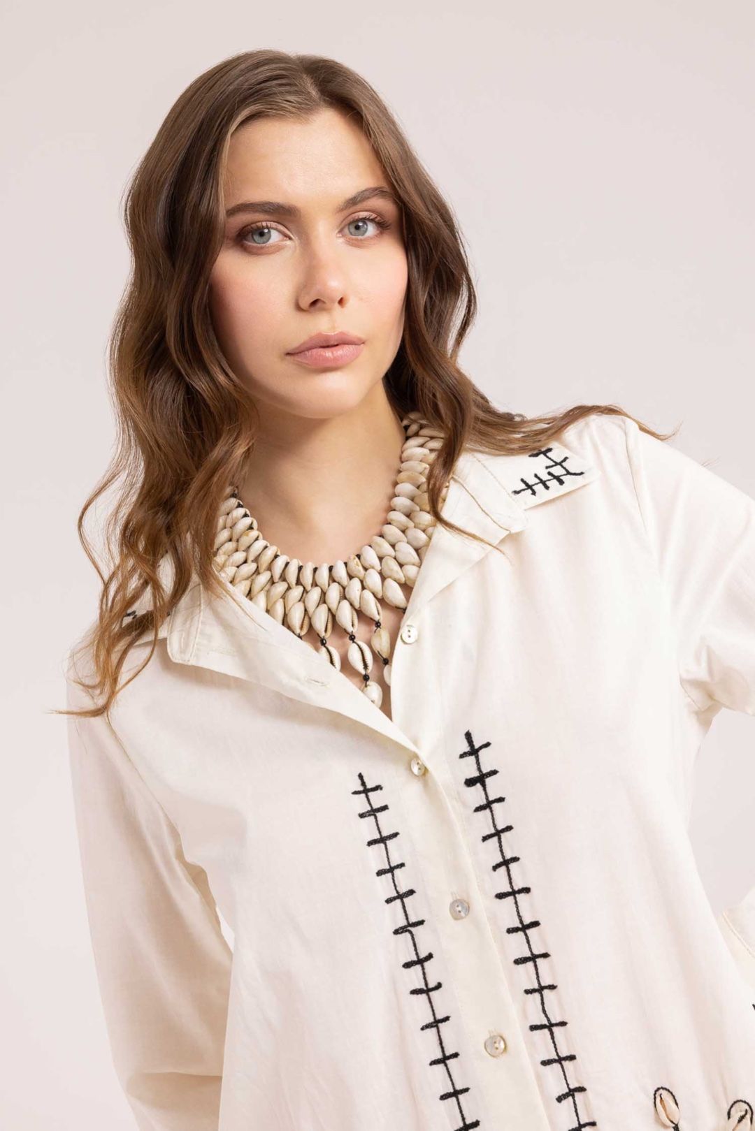 CAMICIA CON RICAMI E CONCHIGLIE