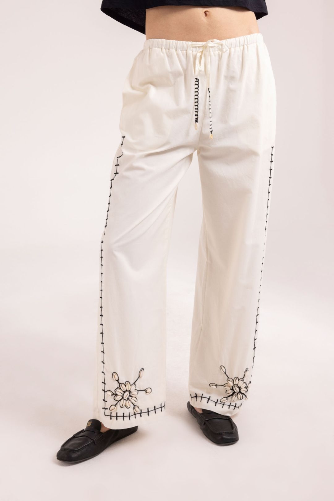 PANTALONE CON RICAMI E CONCHIGLIE