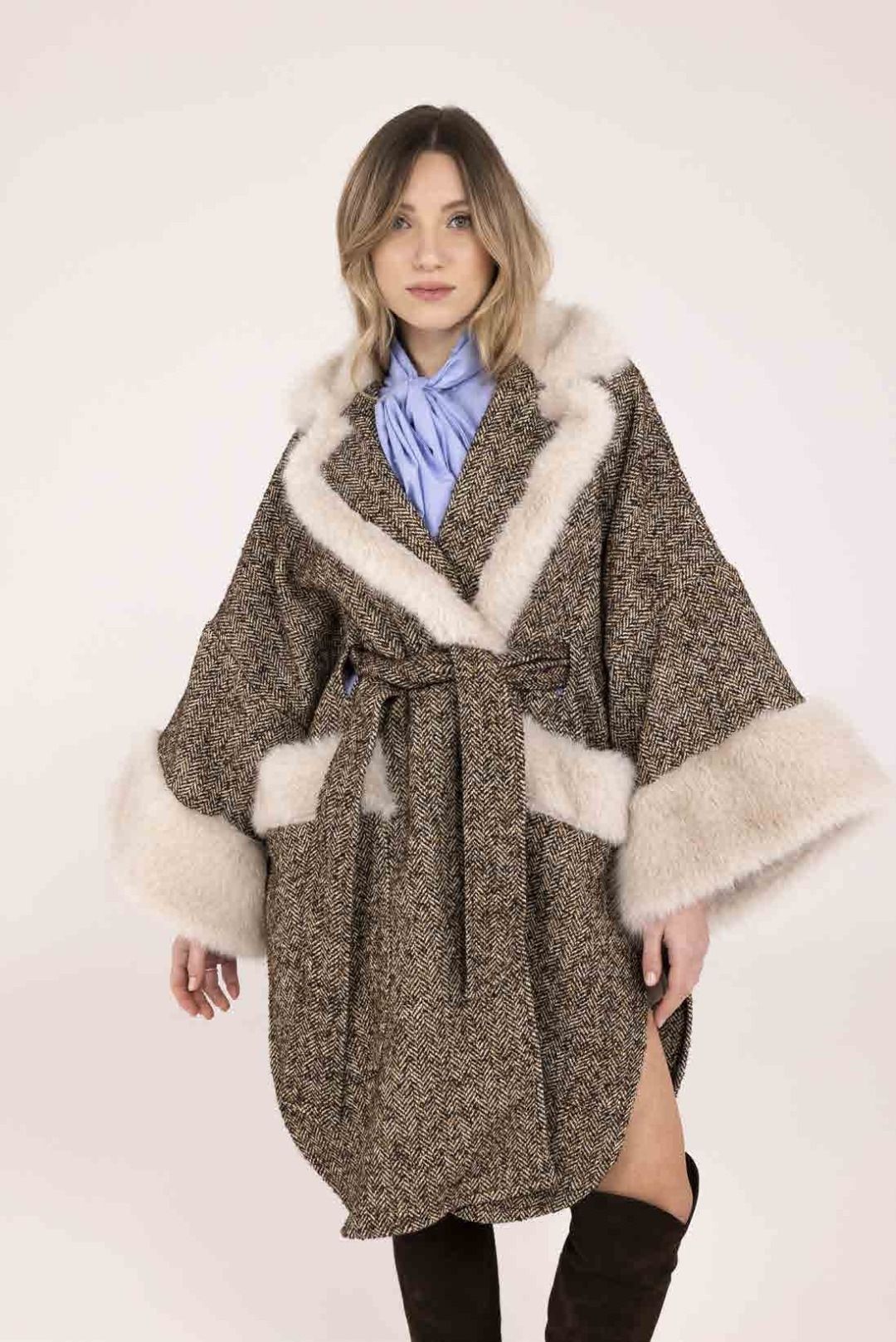 MANTELLA IN TWEED