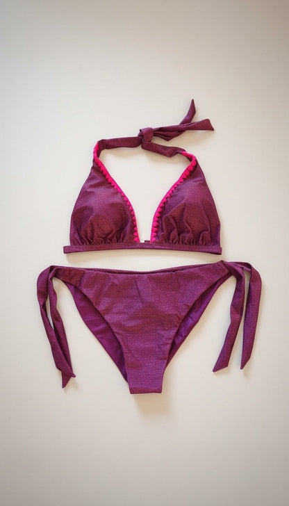 Bikini Vela Lurex Anna YES bordeaux con bordi rosa e slip con laccetti.