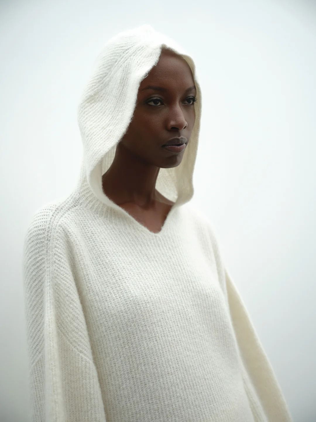 MAGLIA CON CAPPUCCIO PANNA