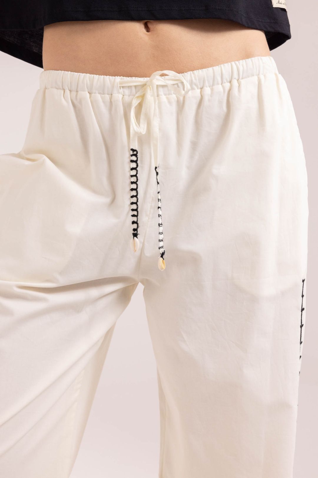 PANTALONE CON RICAMI E CONCHIGLIE