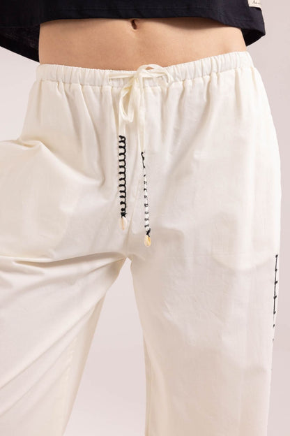 HOSE MIT STICKEREIEN UND MUSCHELN