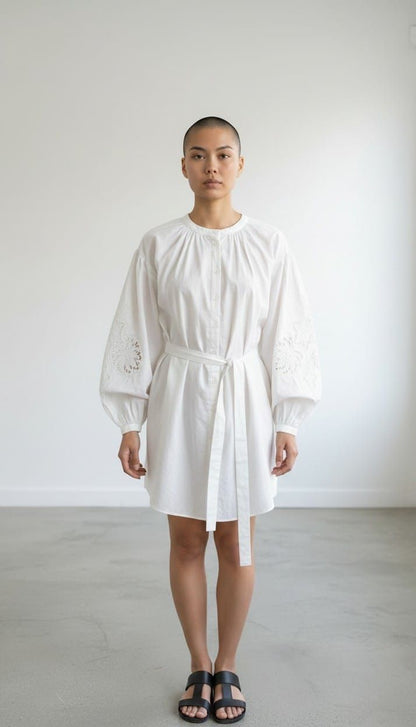 KLEID MIT BESTICKTEM ÄRMEL