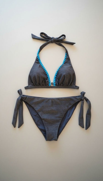 Bikini Vela Lurex Anna YES nero con bordi azzurri e slip con laccetti.