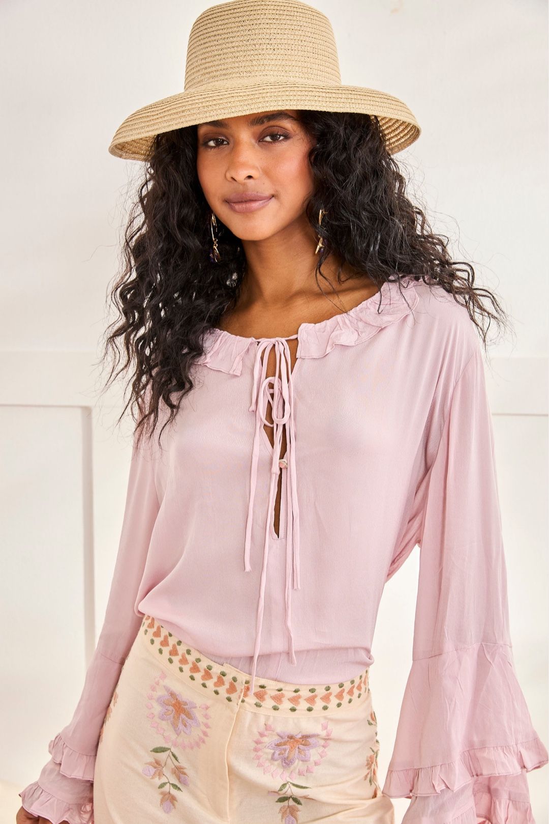 BLUSA CON VOLANT ARI
