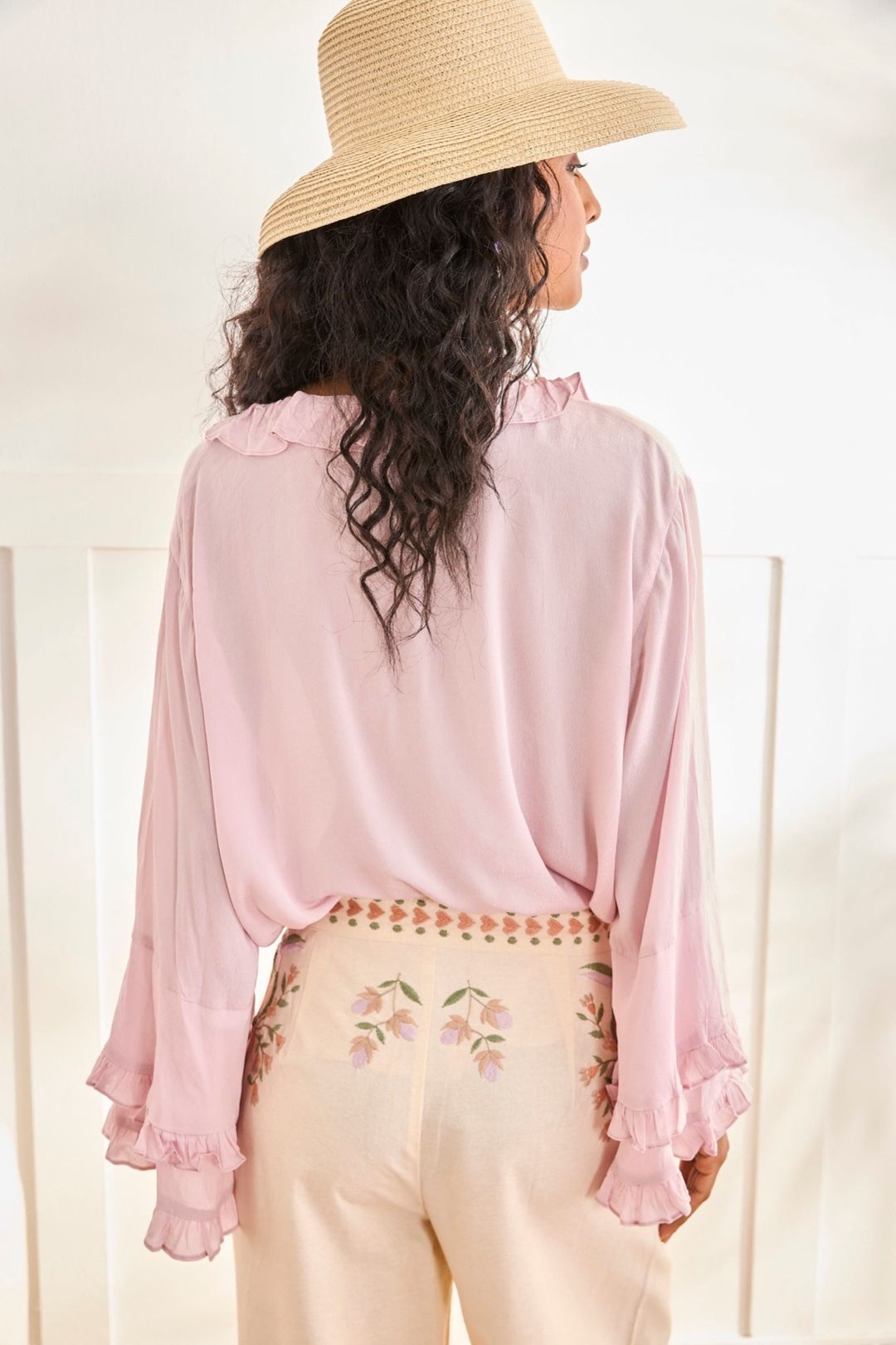 BLUSA CON VOLANT ARI