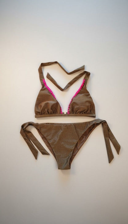 Bikini Vela Lurex Anna YES color bronzo con bordi fucsia e slip con laccetti.