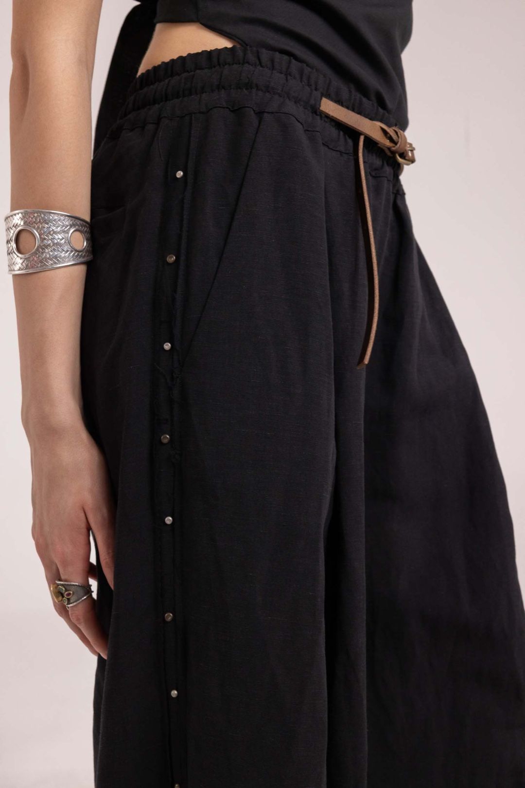 PANTALONE CON BORCHIE