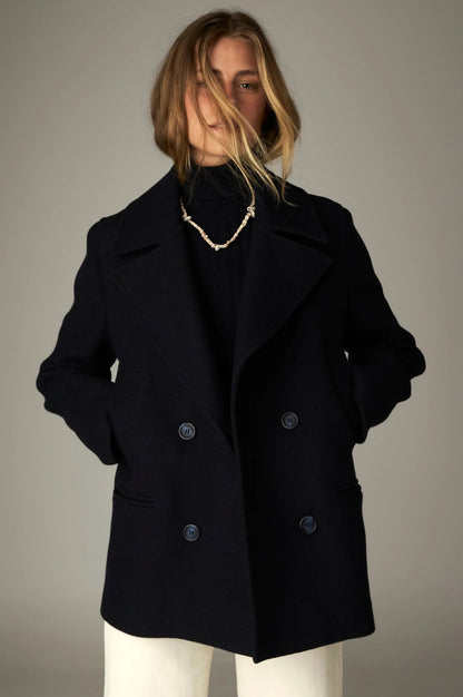 Cappotto Yves Maison Hotel indossato, vista frontale con chiusura doppiopetto.