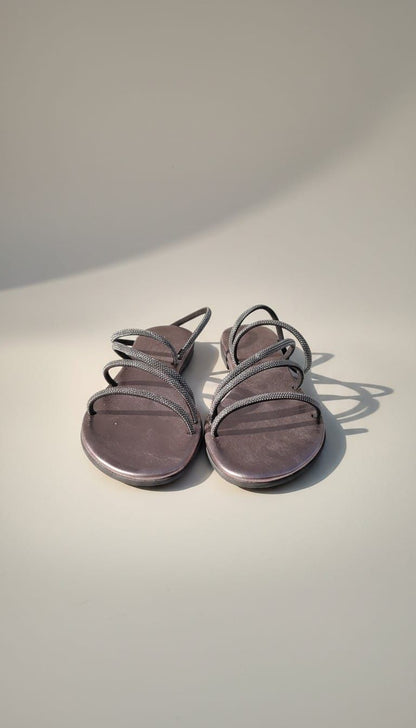 Sandali Santorini Kima con strass grigio metallizzato, coppia vista frontale.