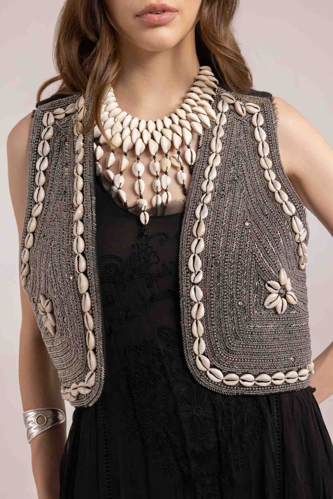 GILET CON PERLINE E CONCHIGLIE