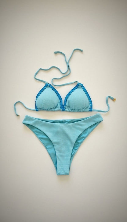 Bikini Triangolo Piquet Lisa YES azzurro con impunture a contrasto e slip brasiliano.