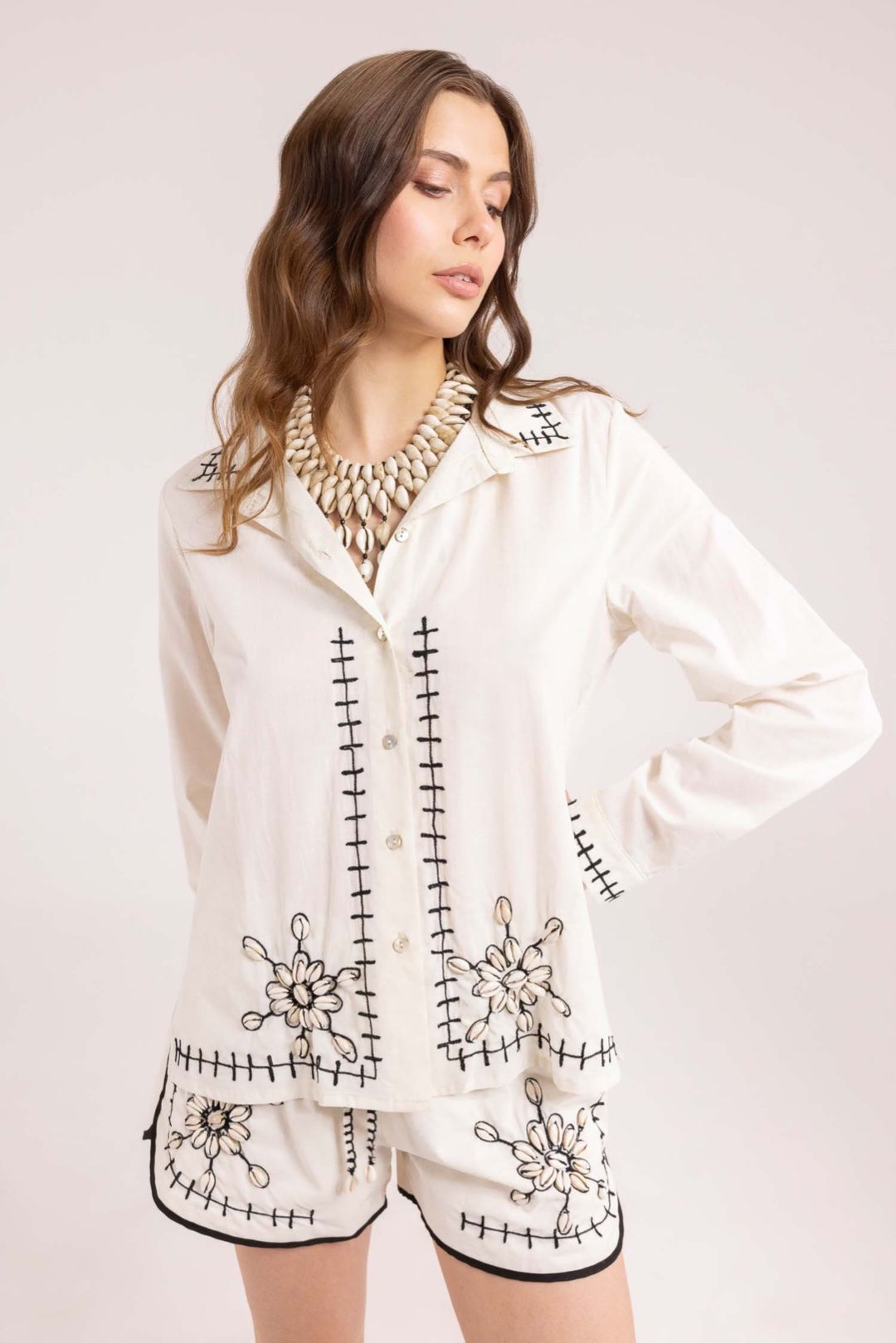 CAMICIA CON RICAMI E CONCHIGLIE
