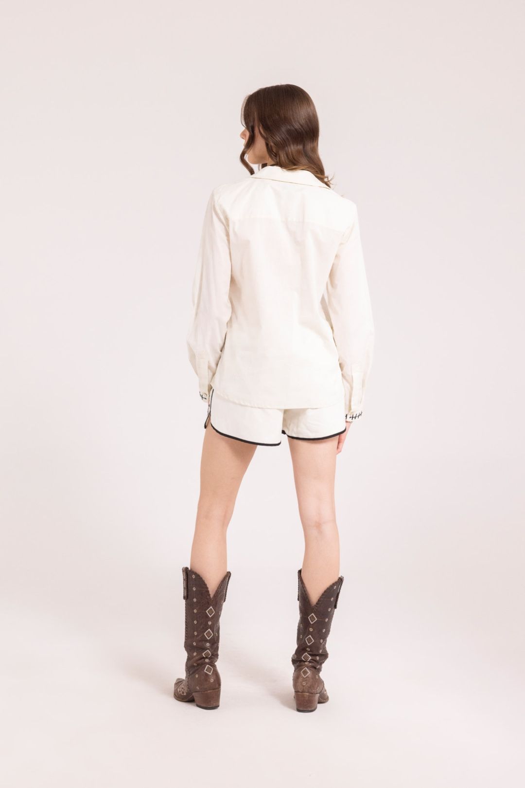 CAMICIA CON RICAMI E CONCHIGLIE