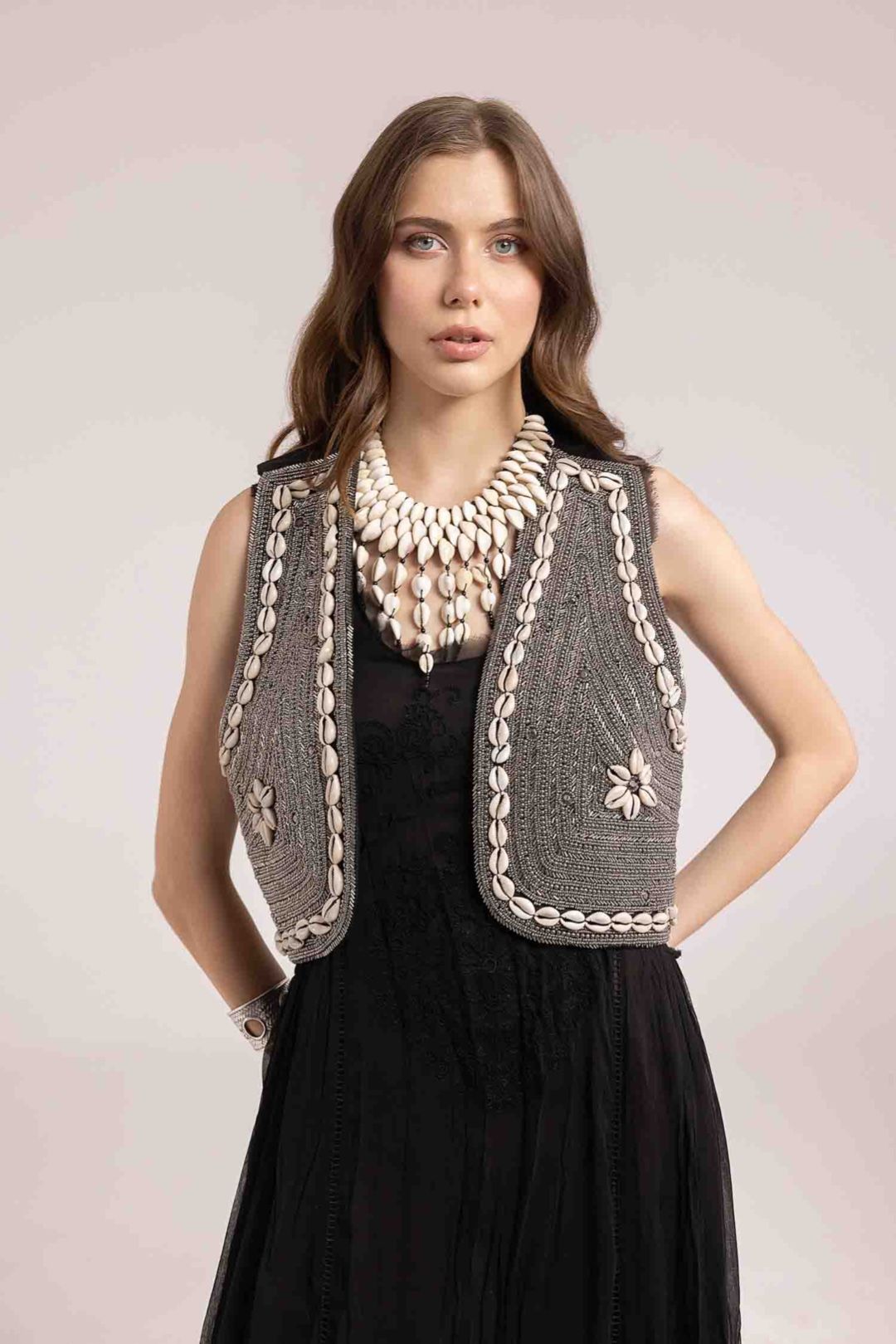 GILET CON PERLINE E CONCHIGLIE