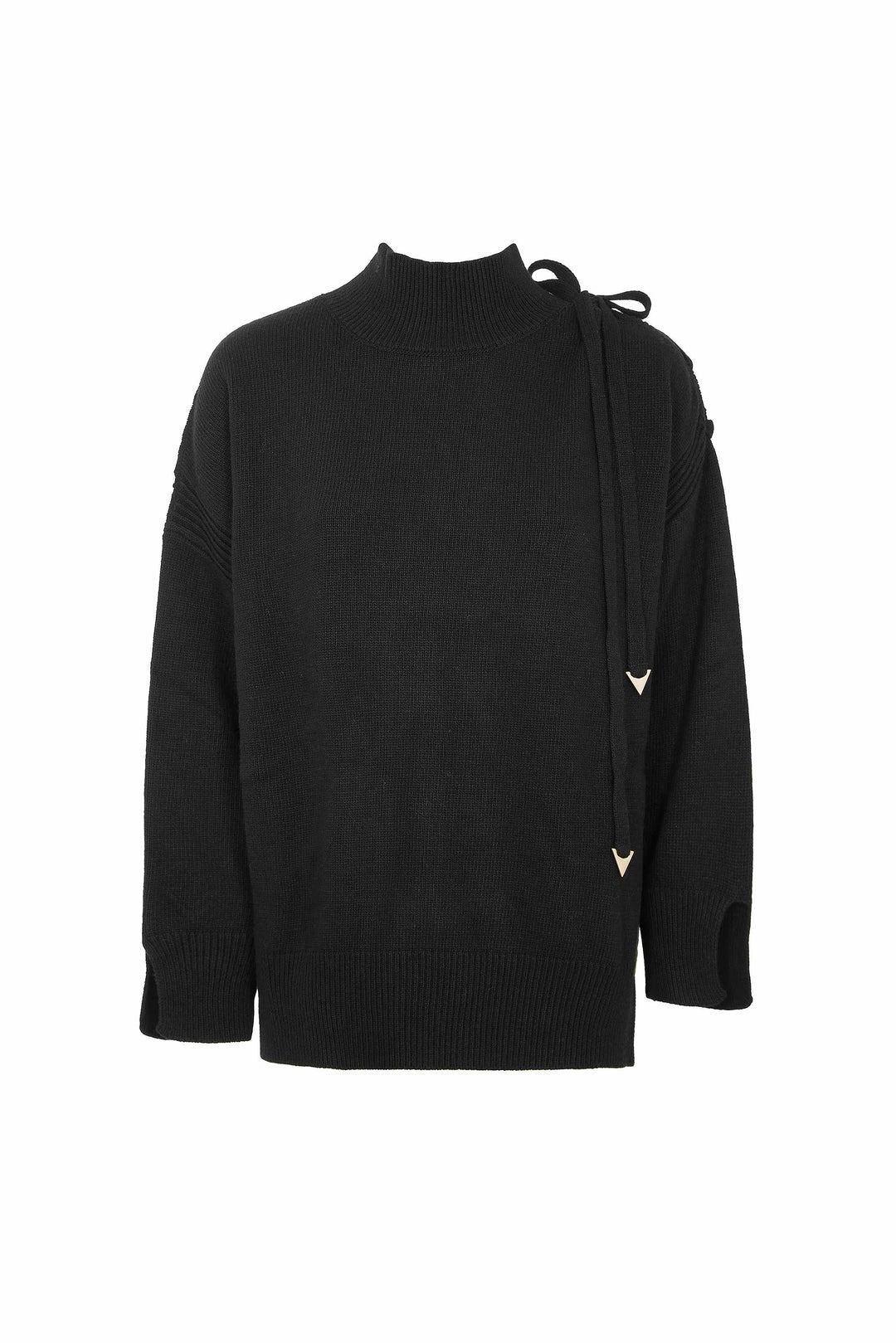 MAGLIA NERA DETTAGLIO SPALLA