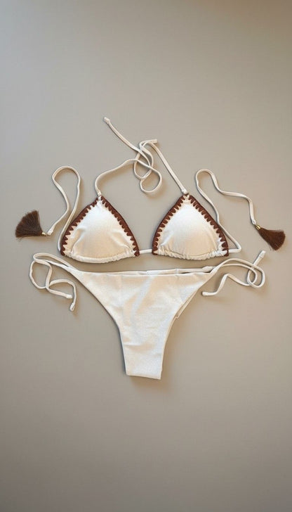 Bikini Triangolo Lurex Mina YES avorio con bordi a contrasto e slip con laccetti.