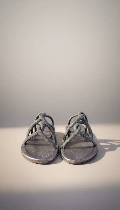 Ciabatte Taso Kima con strass grigio metallizzato, coppia vista frontale.