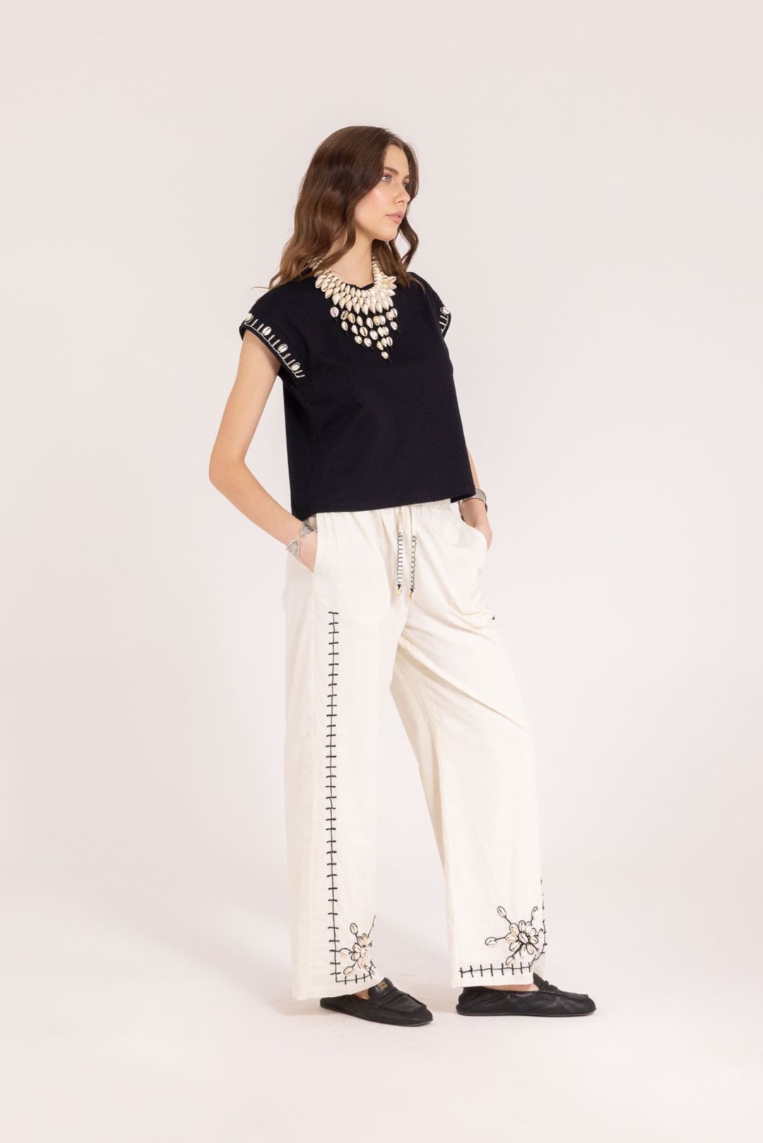 PANTALONE CON RICAMI E CONCHIGLIE